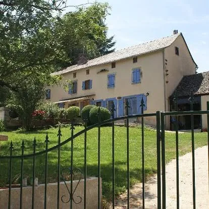 Vooraanzicht van het woonhuis met poort en gazon